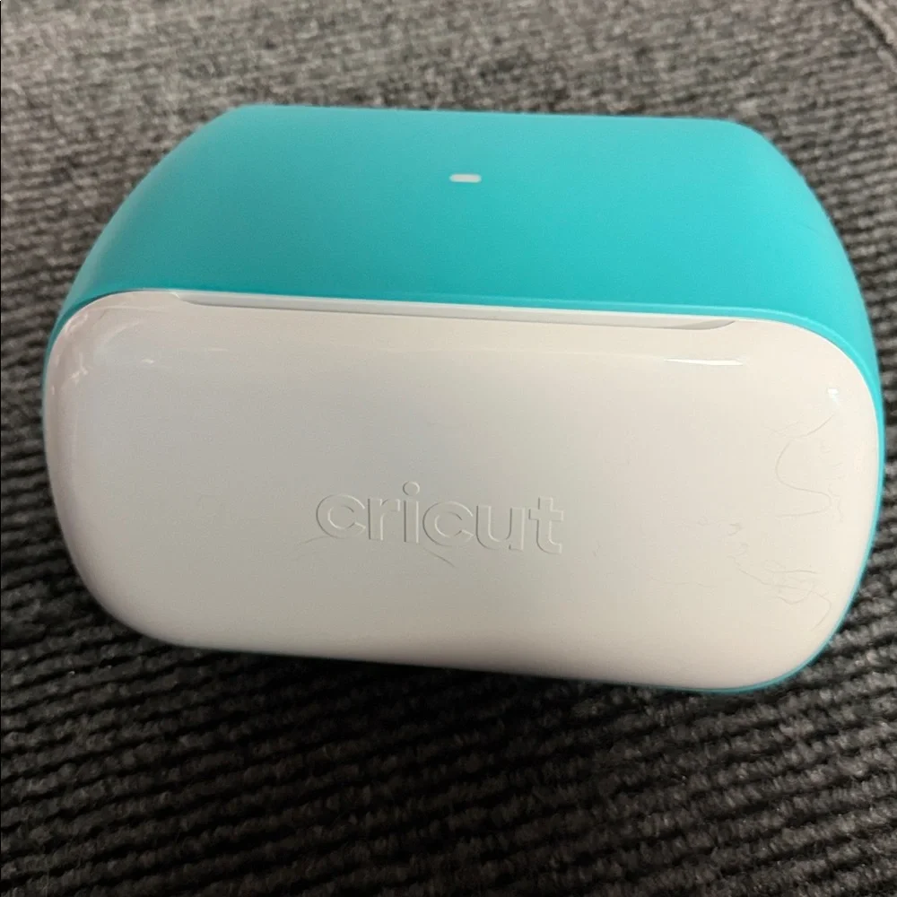 Cricut Joy machine with carry case and bundle of accessories. - Picture 16 of 17